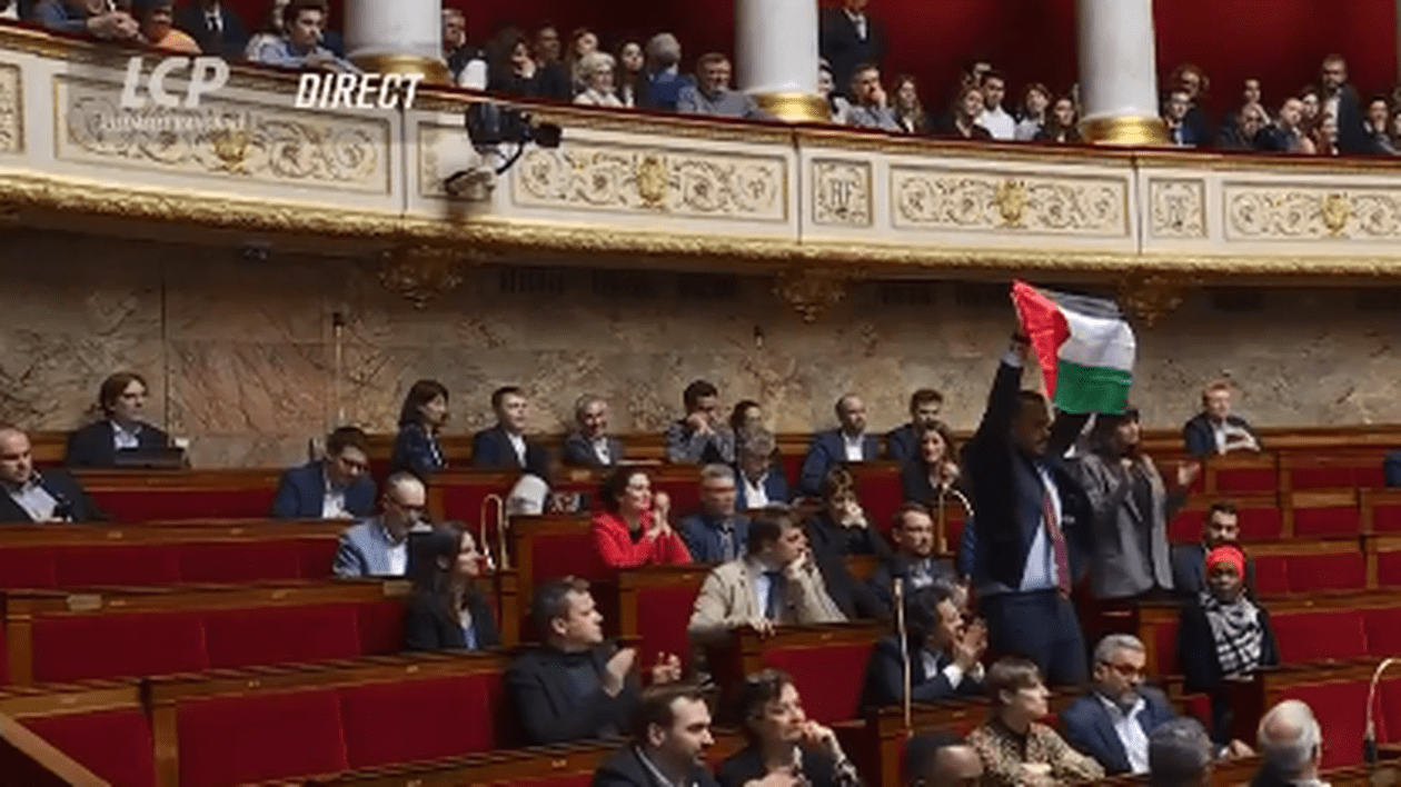 Şedinţa parlamentului francez, întreruptă după ce un deputat a fluturat steagul palestinian | VIDEO