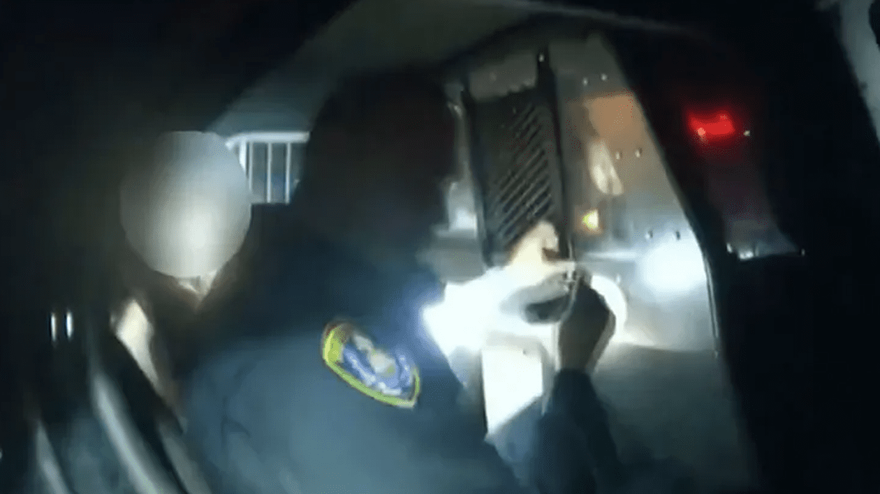 Un polițist din SUA a demisionat după ce s-a blocat în mașină cu femeia pe care o arestase și avut nevoie ca un coleg să-i elibereze | VIDEO