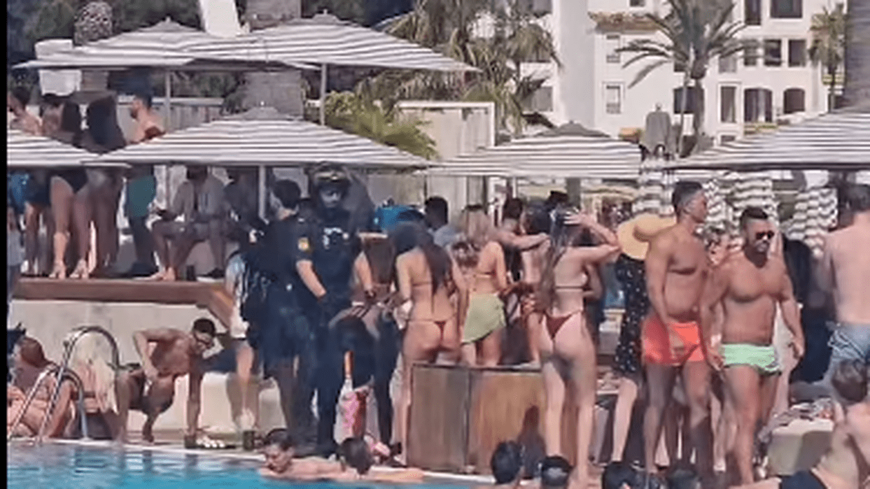 Operațiune antidrog în cel mai popular club din Marbella. Clienții, scoși din piscină de poliție | VIDEO