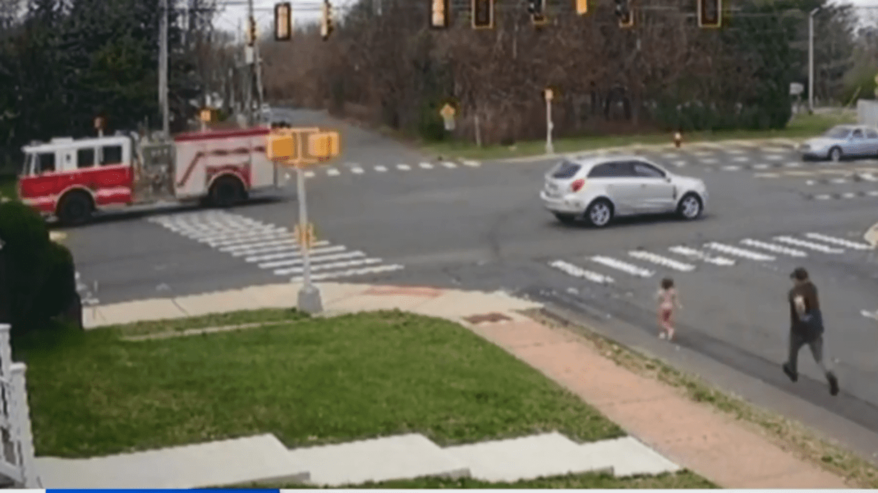 O fetiță de 3 ani a fost salvată în ultima clipă, înainte de a intra într-o intersecție aglomerată, de „frizerii eroi”, în SUA | VIDEO