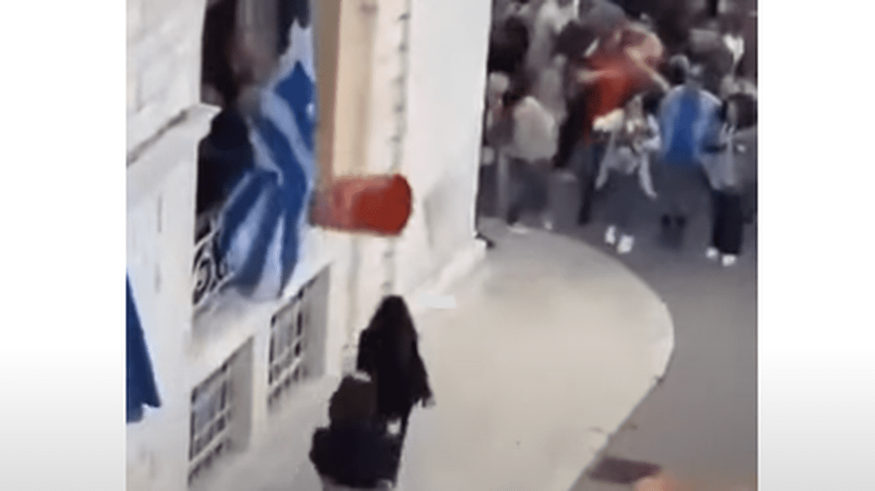 Viceprimarul din Corfu a băgat în spital o tânără, căreia i-a aruncat, din greșeală, în cap o oală uriașă de ceramică | VIDEO