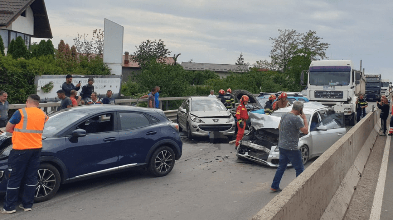 Accident pe DN 1, la Bărcănești, lângă Ploieşti, cu șase mașini și un camion. Doi oameni au ajuns la spital