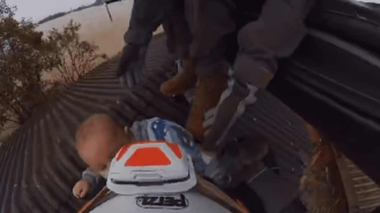 Momentul în care armata salvează un bebeluș prin acoperiș, în timpul inundațiilor devastatoare din Brazilia | VIDEO