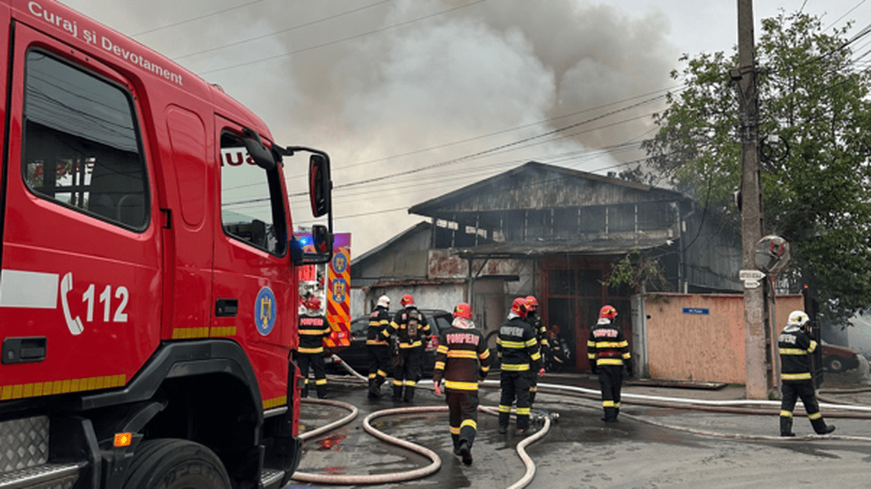 Incendiu la un atelier auto din Mogoşoaia. O persoană a ajuns la spital