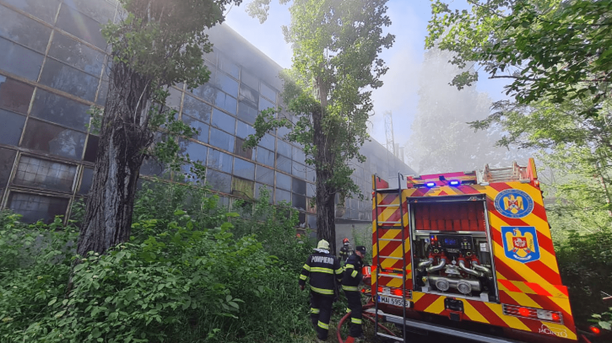 Incendiu puternic la o hală din Ploiești. Mesaj Ro-Alert, emis din cauza degajărilor mari de fum. VIDEO