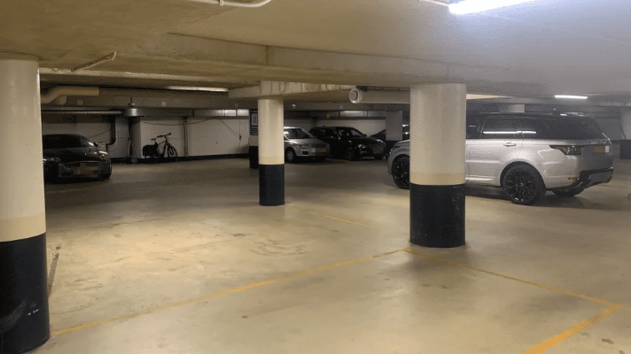 Acest loc de parcare se vinde cu 500.000 de euro. În ce oraș se află