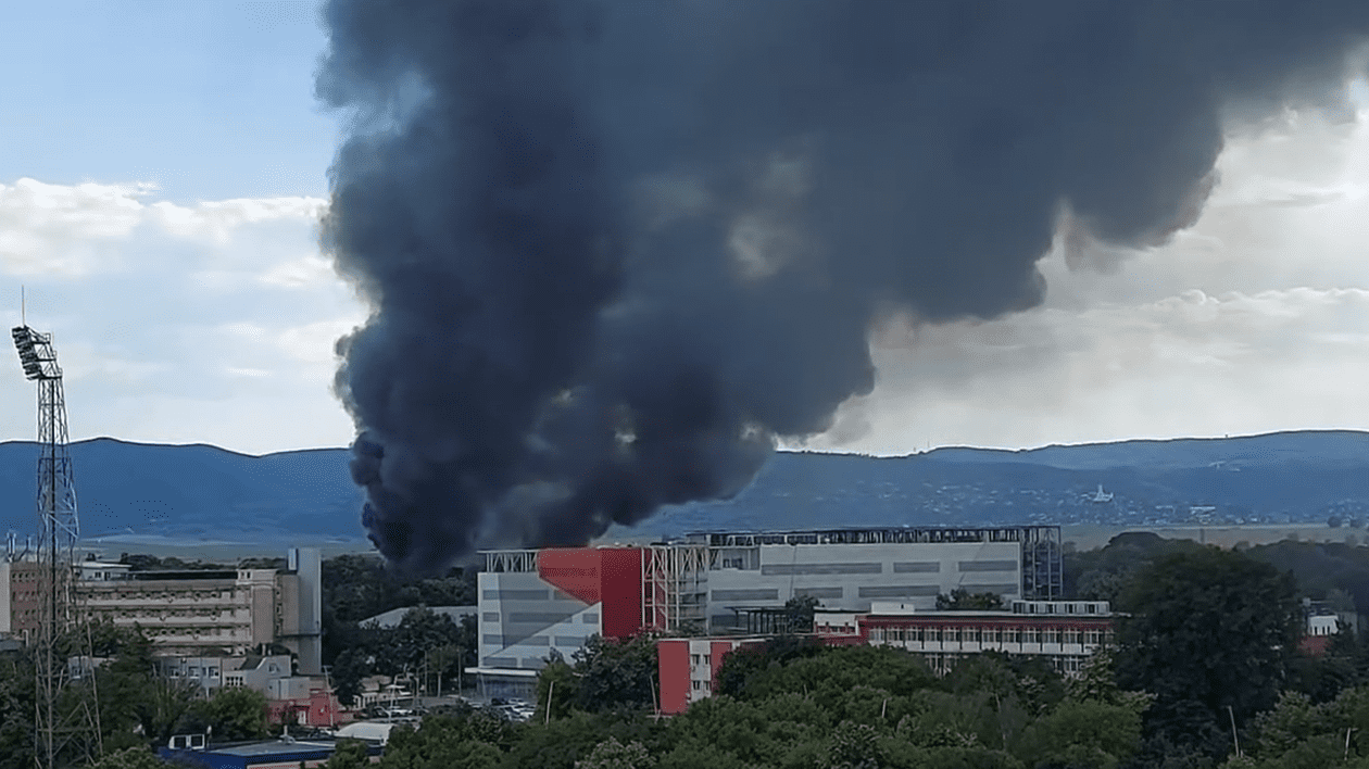Incendiu puternic, cu degajări mari de fum, la un depozit de mase plastice din Bacău. A fost emis mesaj RO-Alert