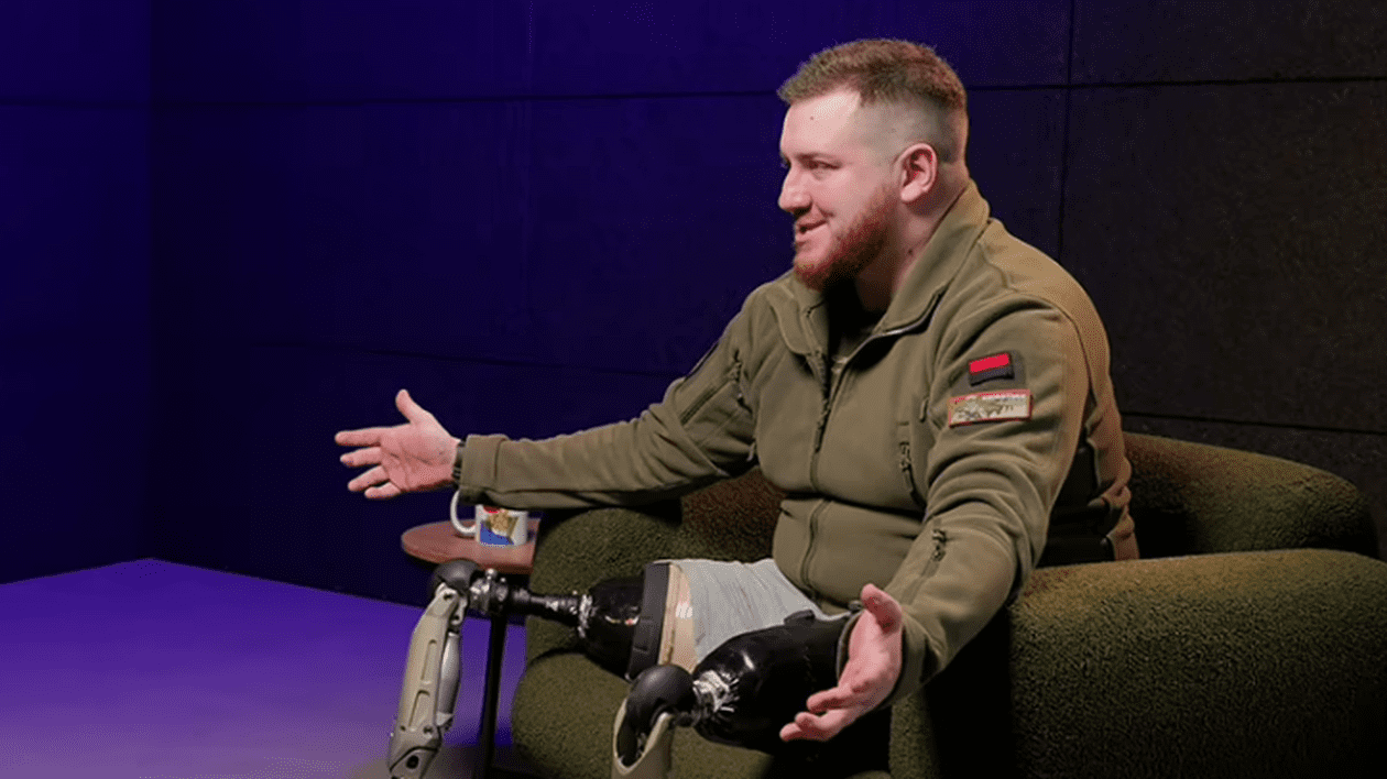 „Un haos”. Un veteran ucrainean care se afla la protezare în străinătate, după ce și-a pierdut picioarele în luptele din Donbas, a primit citație de înrolare