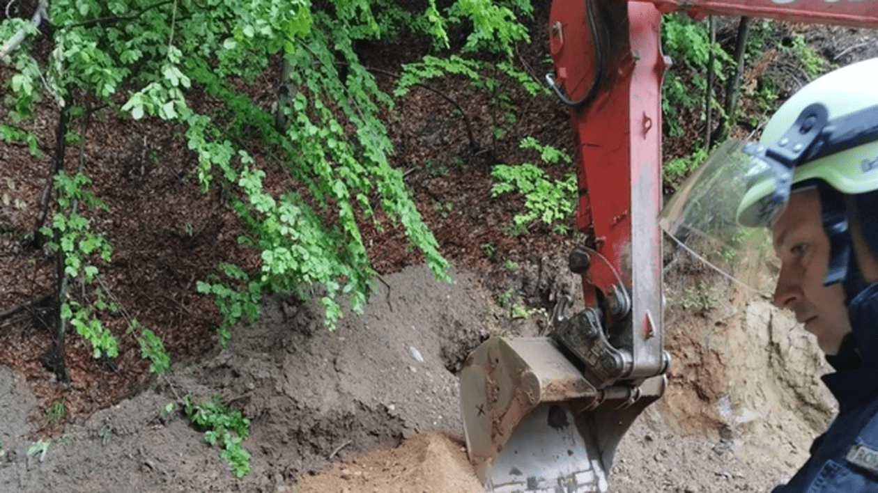 Un bărbat a murit după ce a fost prins sub un mal de pământ, când lucra la un drum forestier din Călimăneşti