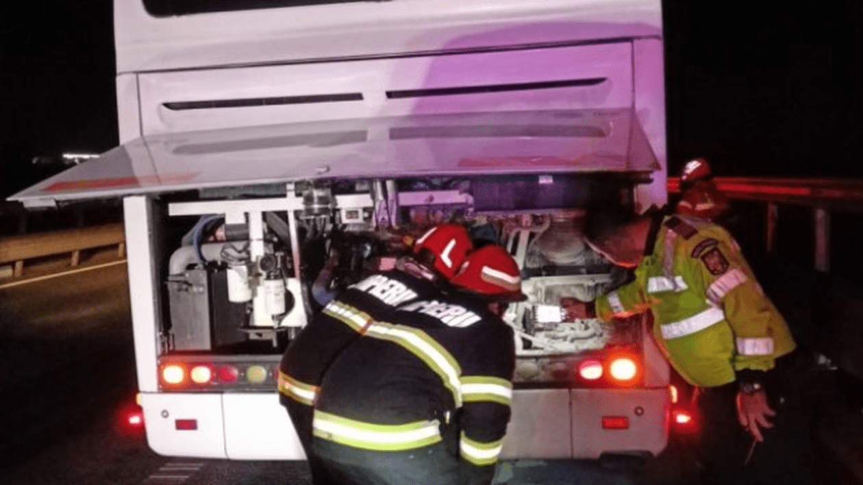 Un autocar în care se aflau 40 de copii a luat foc pe A10, între Alba Iulia și Sebeș. Toţi s-au evacuat la timp