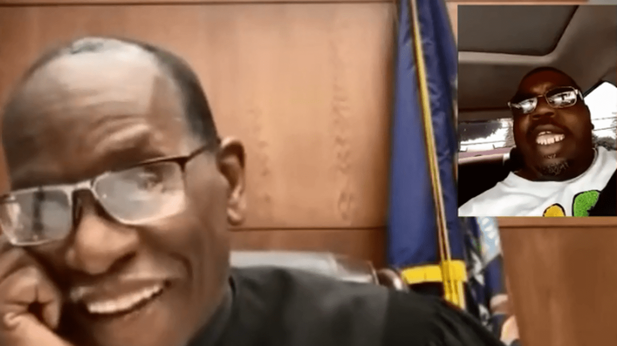 Un american acuzat că a condus fără permis a intrat prin Zoom la ședința de judecată în timp ce se afla la volan: „O clipă, să parchez!” | VIDEO