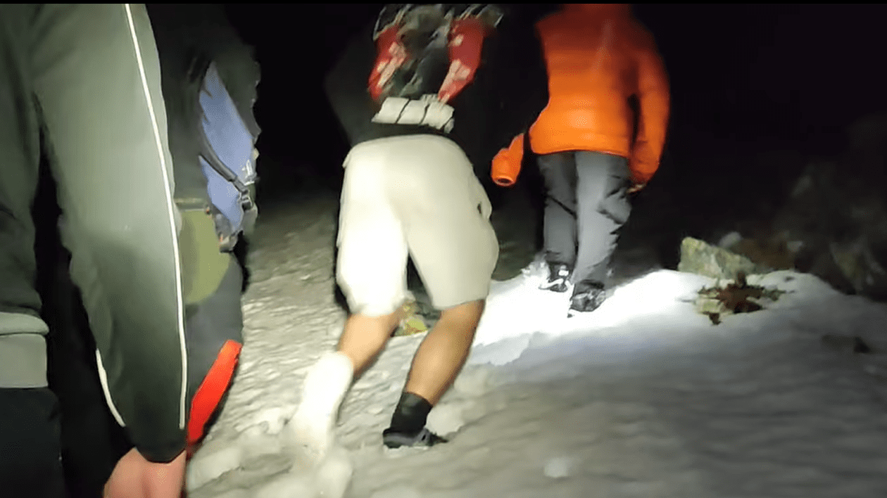 Patru tineri au plecat pe munte în pantaloni scurți și adidași. Au fost găsiți „ușor hipotermici și epuizați”