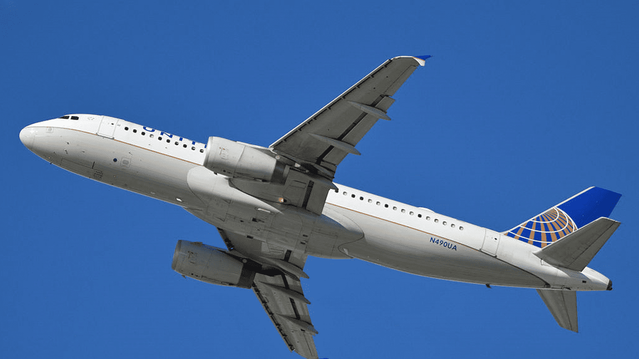 Probleme pentru un Airbus A320 al United Airlines, vechi de 22 de ani: părți ale carcasei unui motor s-au desprins după decolare