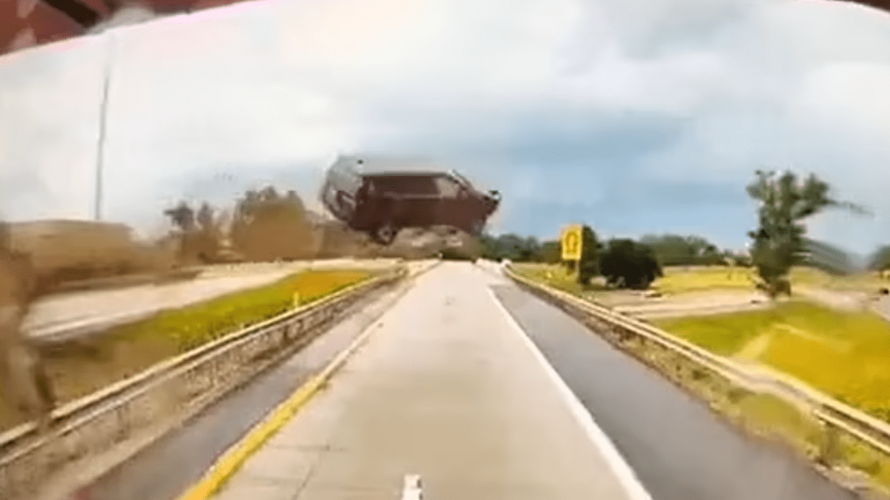 Momentul în care o mașină zboară peste autostradă, în fața unui șofer de camion, în SUA | VIDEO