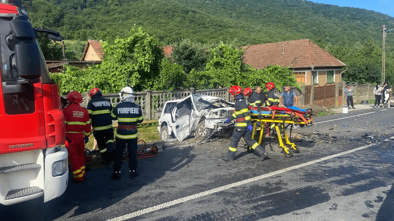 Un șofer băut, drogat și cu permisul anulat a provocat un accident pe DN7. Trei persoane, între care şi un minor, au fost rănite