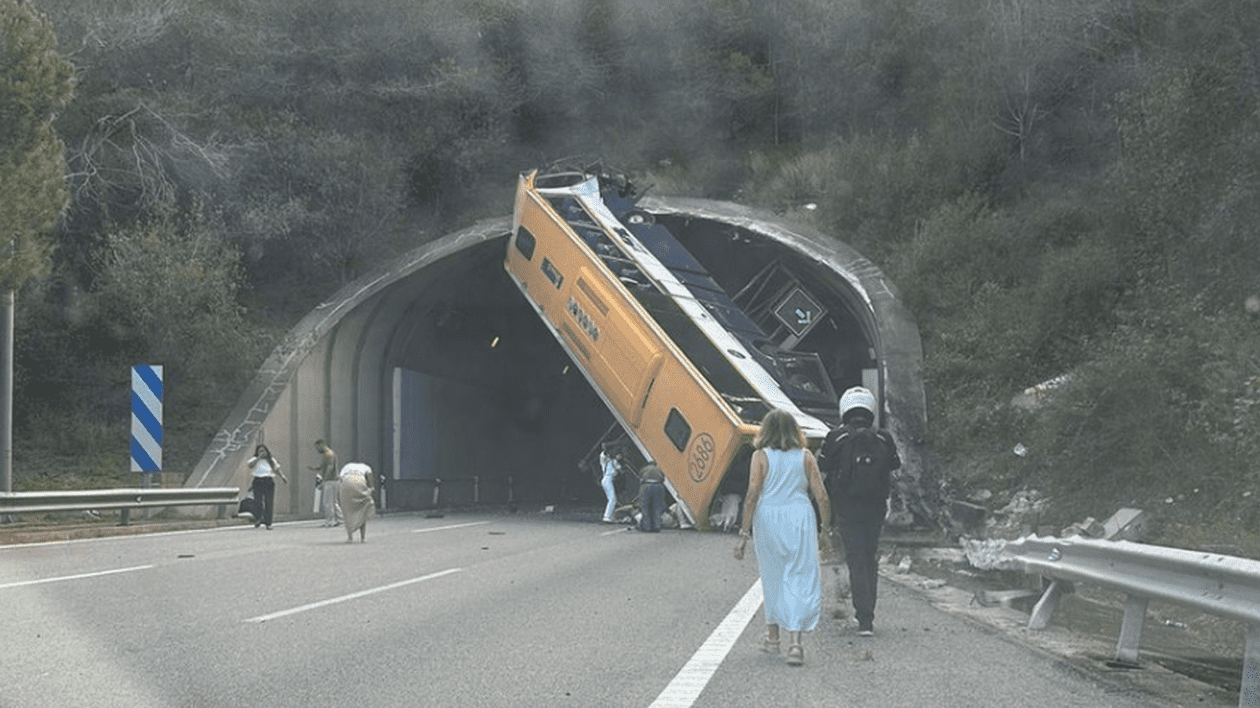 Zeci de răniți, opt în stare gravă, după ce un autobuz s-a răsturnat la intrarea într-un tunel din Barcelona