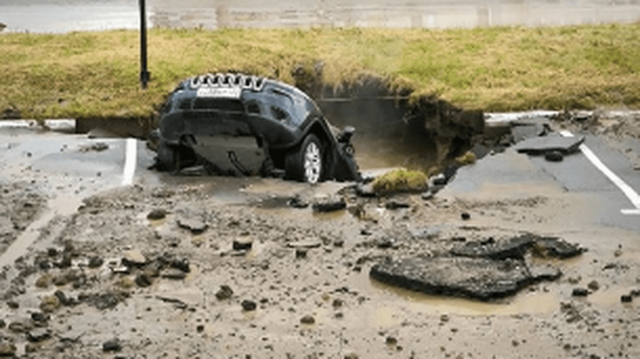 Un SUV a fost „înghițit” cu totul, după ce o conductă de apă caldă s-a spart, în Rusia | VIDEO