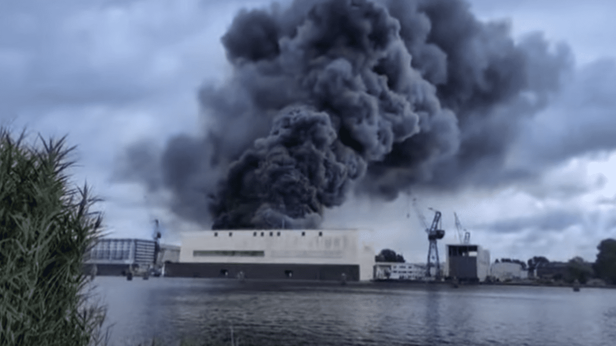 Iahtul de 100 de milioane de euro al unui miliardar saudit s-a făcut scrum, după un incendiu devastator la un șantier naval din Germania