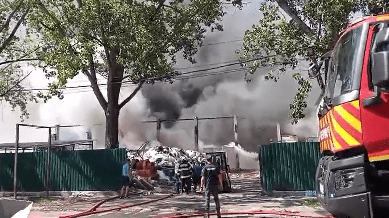 Incendiu masiv la Satu Mare: arde o hală de depozitare a deșeurilor. Patru pompieri au ajuns la spital, după ce au suferit stări de leșin