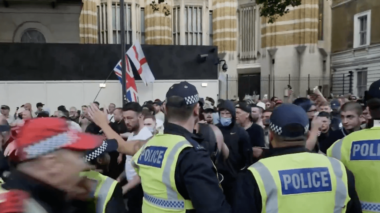 Ciocniri cu poliţia în faţa Downing Street, la Londra, după protestele antiimigraţie din Southport | VIDEO