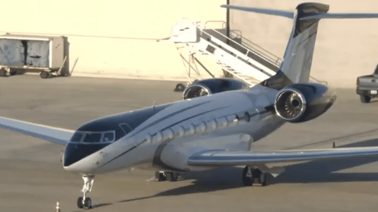 Imagini cu avionul privat de 80 de milioane de dolari al lui Jeff Bezos. Jetul care se apropie de viteza sunetului, fotografiat pe aeroportul din Los Angeles