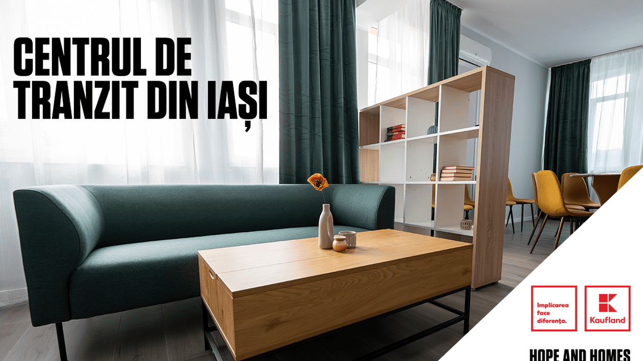 tinerii din sistemul de protecție Iași - poză cu o sufragerie open space, cu o canapea, masa si rafturi, avand in coltul dreapta jos sigla Jaufland si in coltul stanga sus textul "Centrul de tranzit din Iași"
