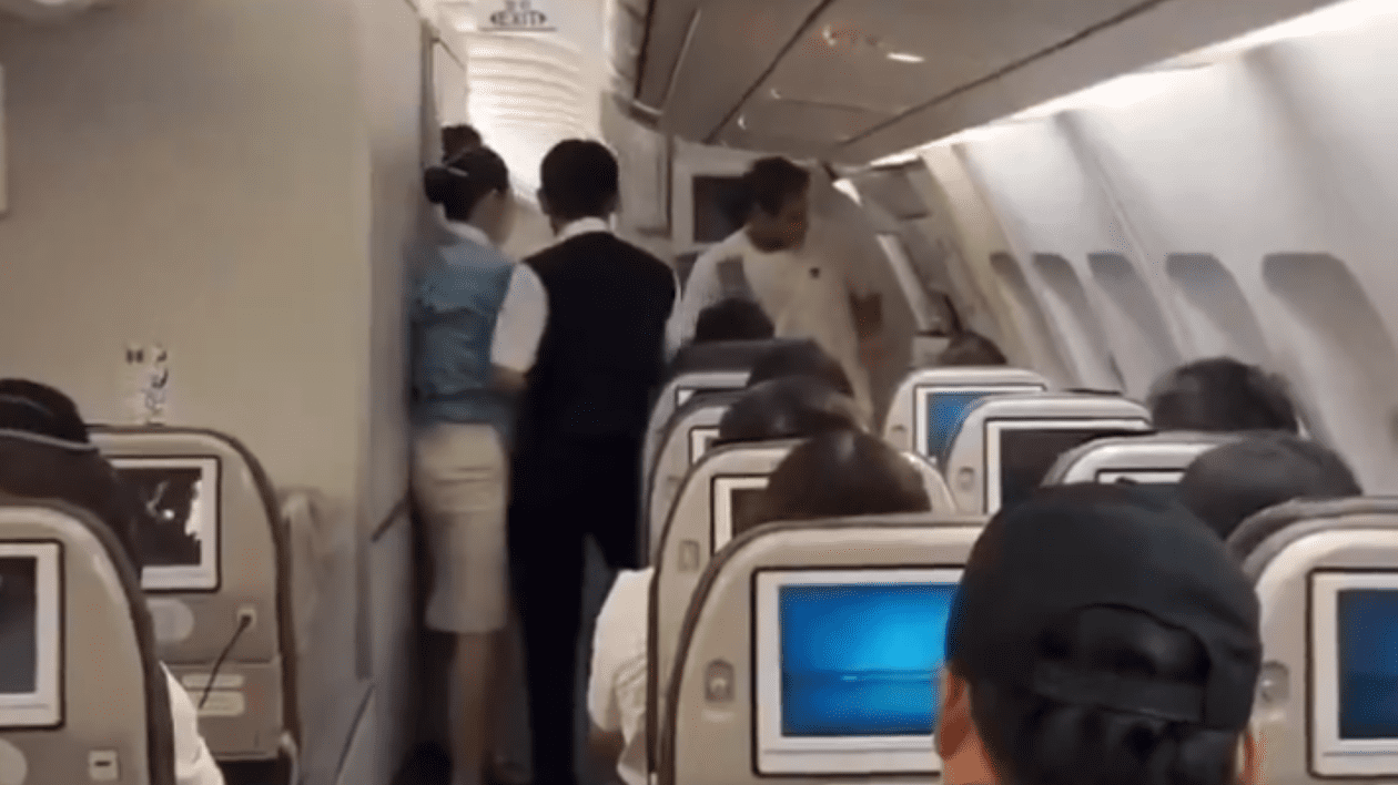 Un bărbat a încercat să deschidă ușa de urgență.