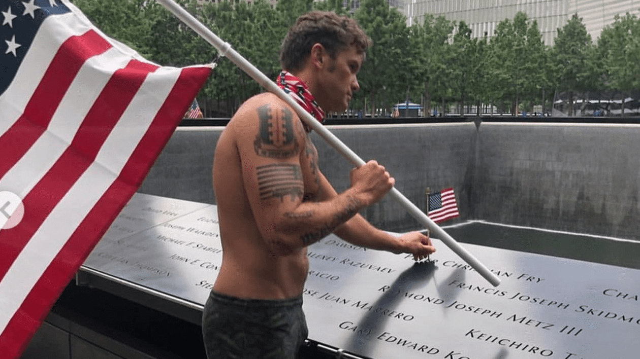 „Doamnelor și domnilor, noul secretar de stat al Apărării”. Pete Hegseth, pozat în șort de baie, înainte să se arunce în râul Hudson