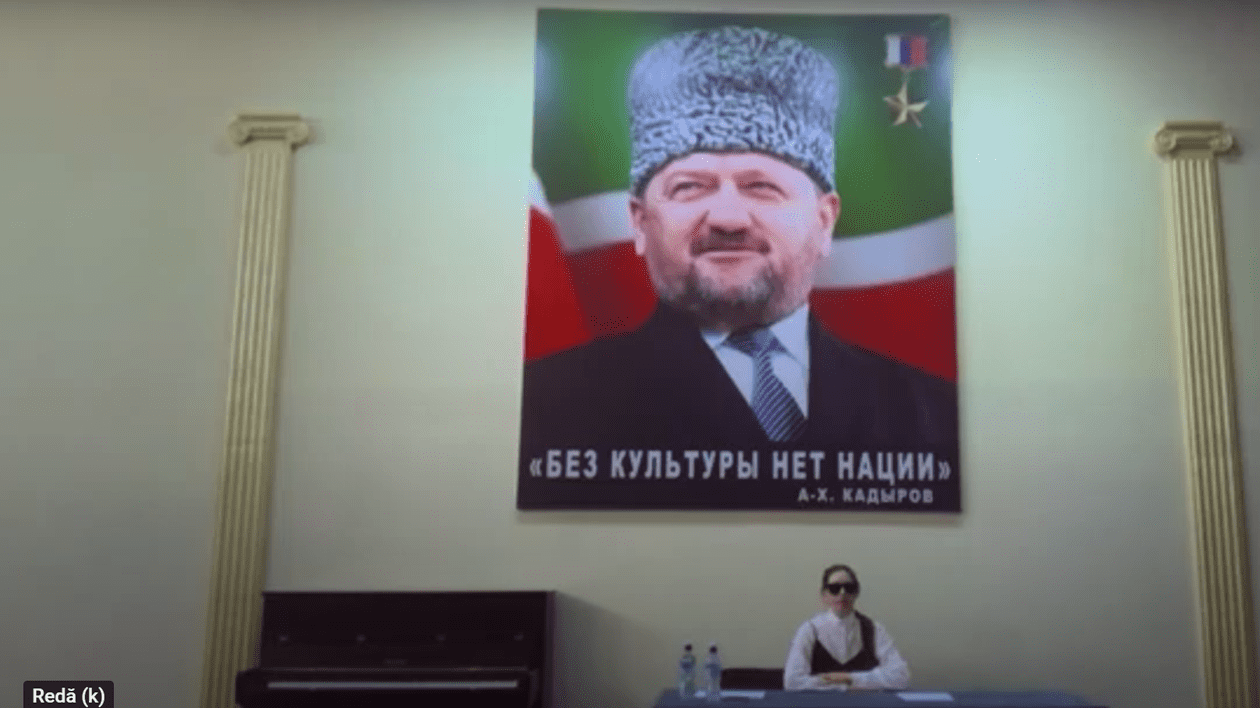 Portret uriaș în Cecenia cu tatăl lui Ramzaan Kadîrov.