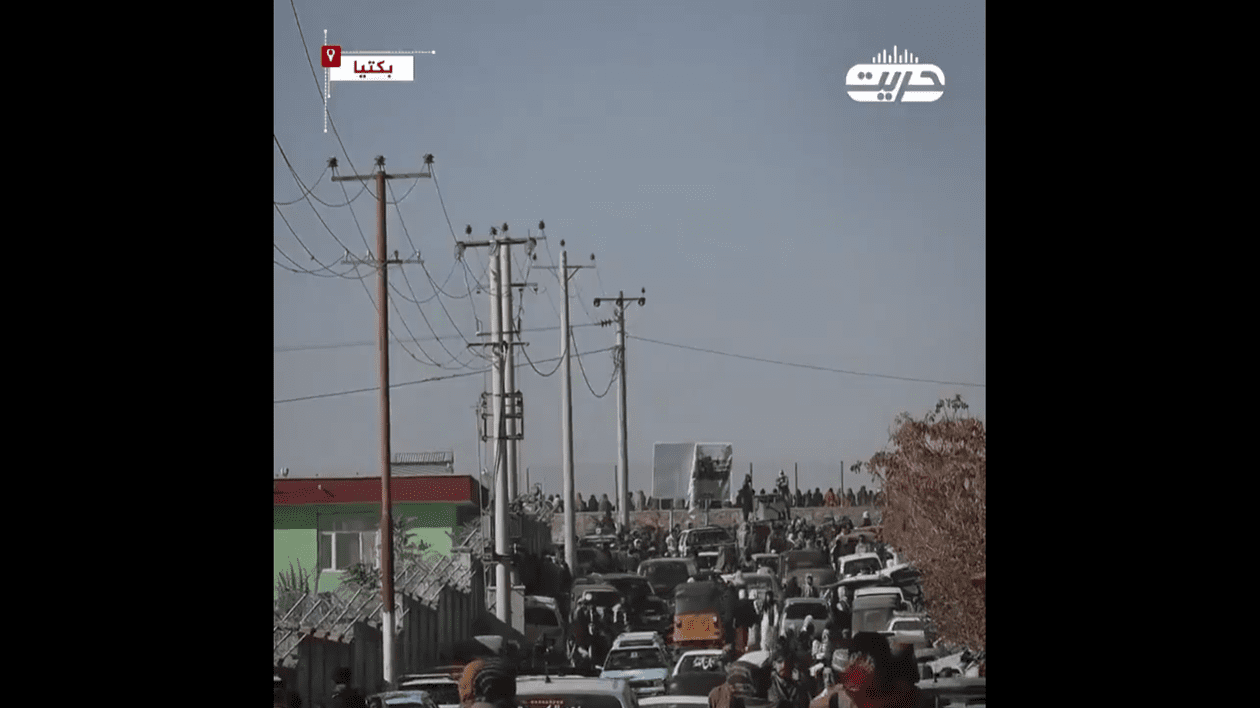 Afgani mergând spre stadionul unde a avut loc execuția. FOTO: Captură video