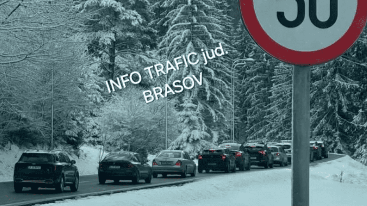 Bară la bară pe drumul spre Poiana Brașov, în a doua zi de Crăciun. Instalațiile pe cablu funcționează