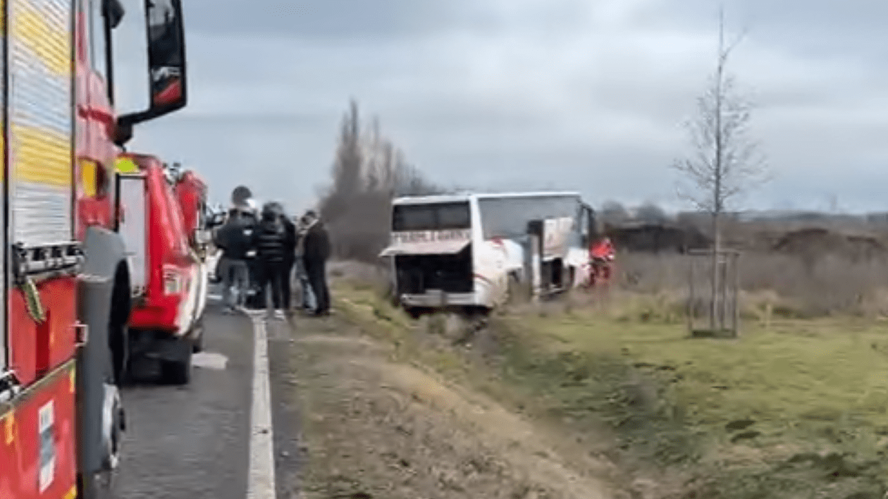 Imagine surprinsă pe o șosea din Timiș, unde un șofer de autocar a murit după ce i s-a făcut rău la volan