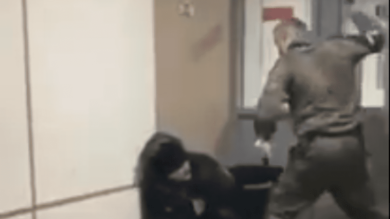 Imagine cu un soldat rus bătut de un ofițer de poliție militară.