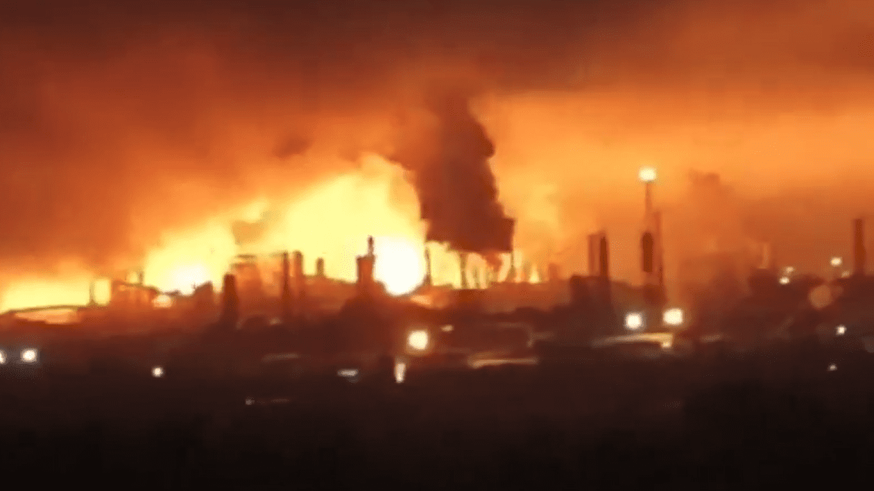 Incendiu la o rafinărie Lukoil din Rusia. Foto Captură video X/ Tendar
