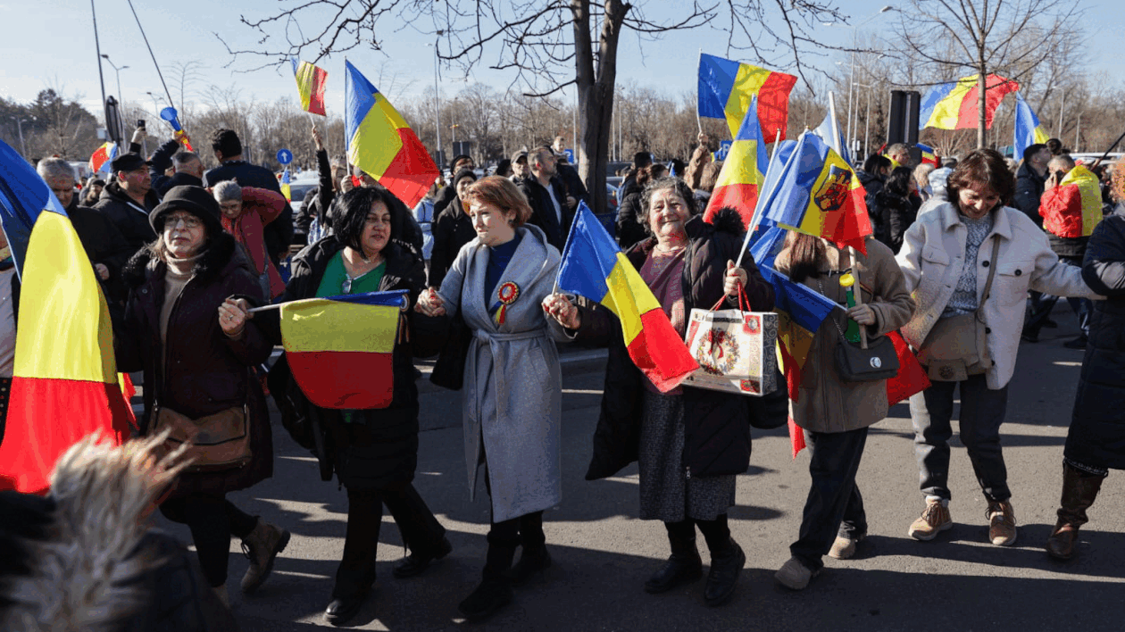 oameni-urcati-pe-blocuri-in-bucuresti-ca-sa-vada-marsul-sustinatorilor-lui-calin-georgescu