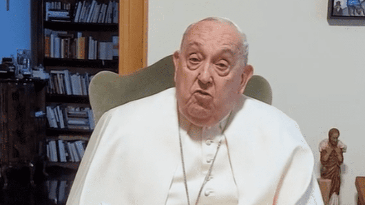 Papa Francisc susprins în timp ce vorbește despre autobiografia sa