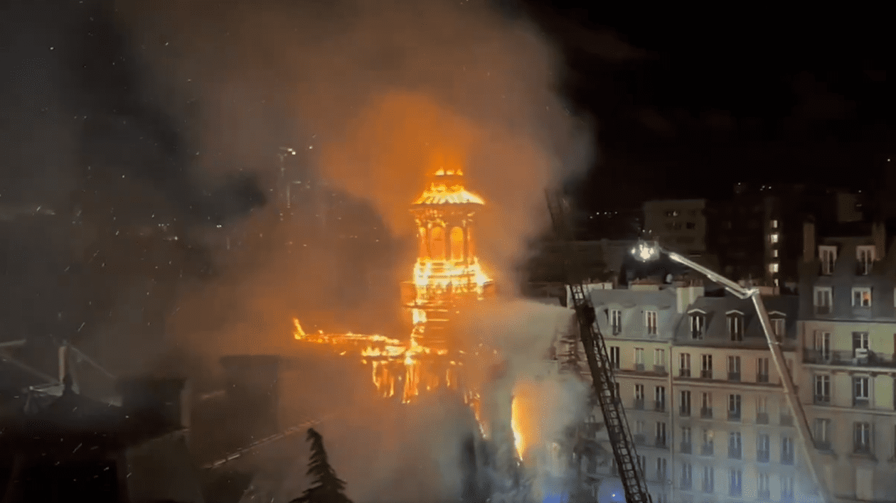 incendiu violent la turla unei primării din Paris