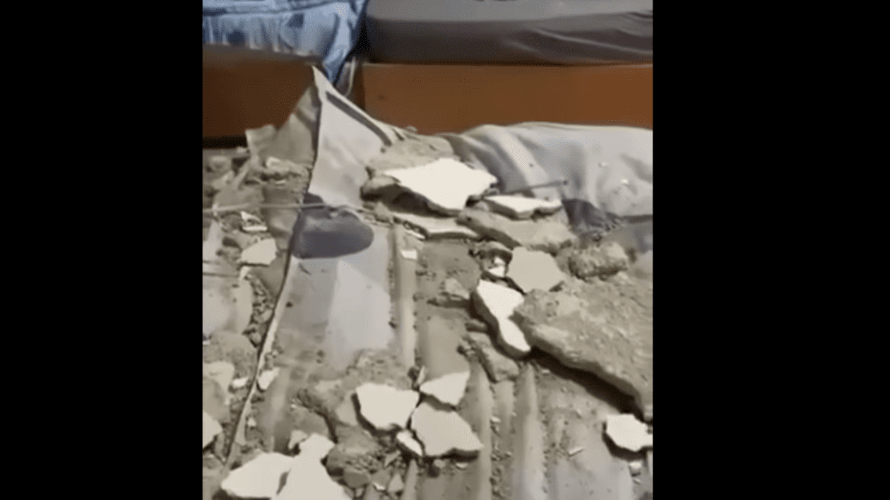 Bucăți dintr-un tavan căzut la școala de Polișie de la Câmpina