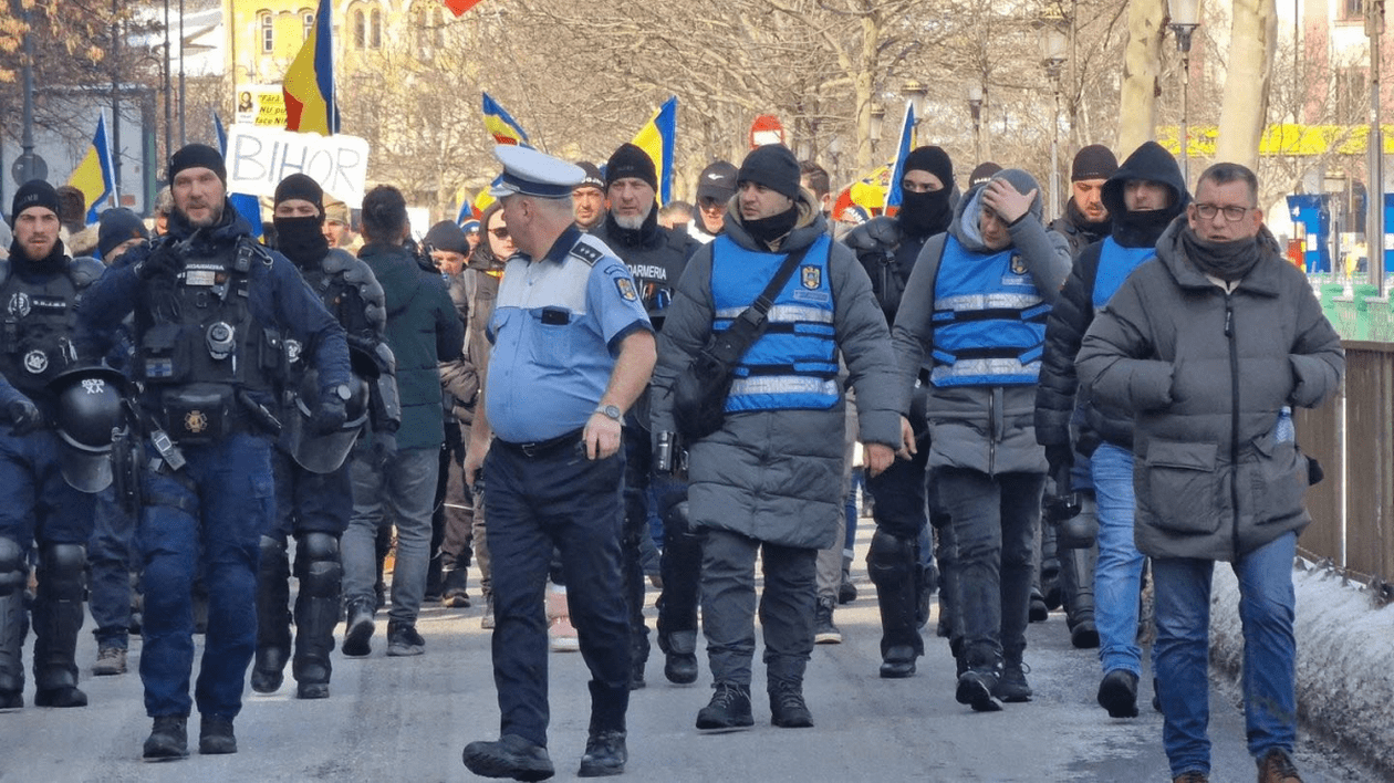 Șeful Brigăzii Rutiere București, în cămașă cu mânecă scurtă la -2 grade, la protestul din Piața Victoriei