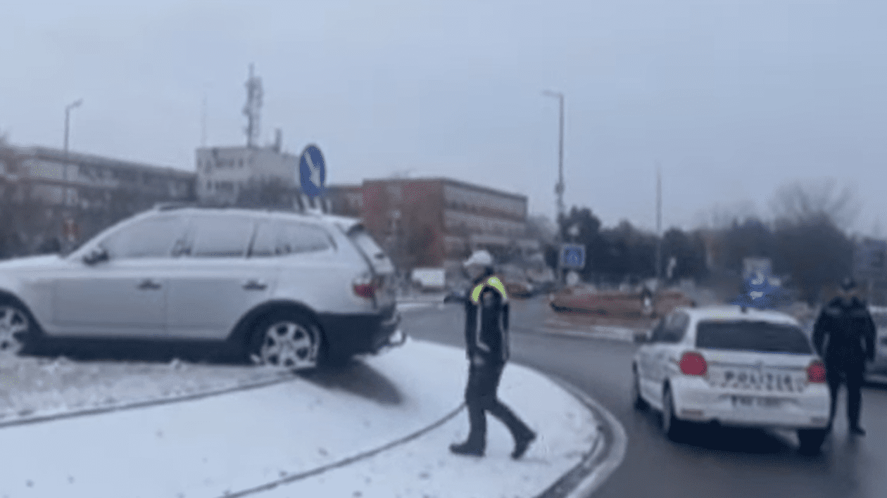 Un șofer băut care mergea la Craiova a ajuns cu mașina în mijlocul unui sens giratoriu și a plecat de la locul accidentului