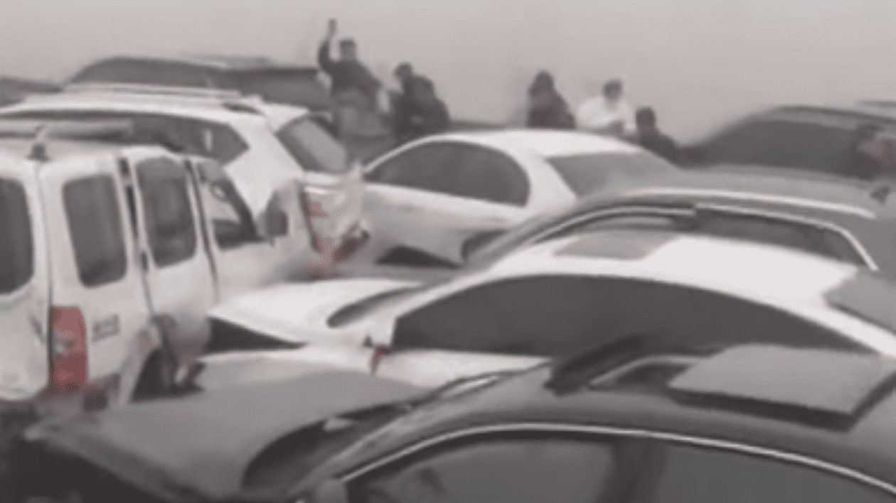 Imagine cu mașinile implicate în accidentul produs în China