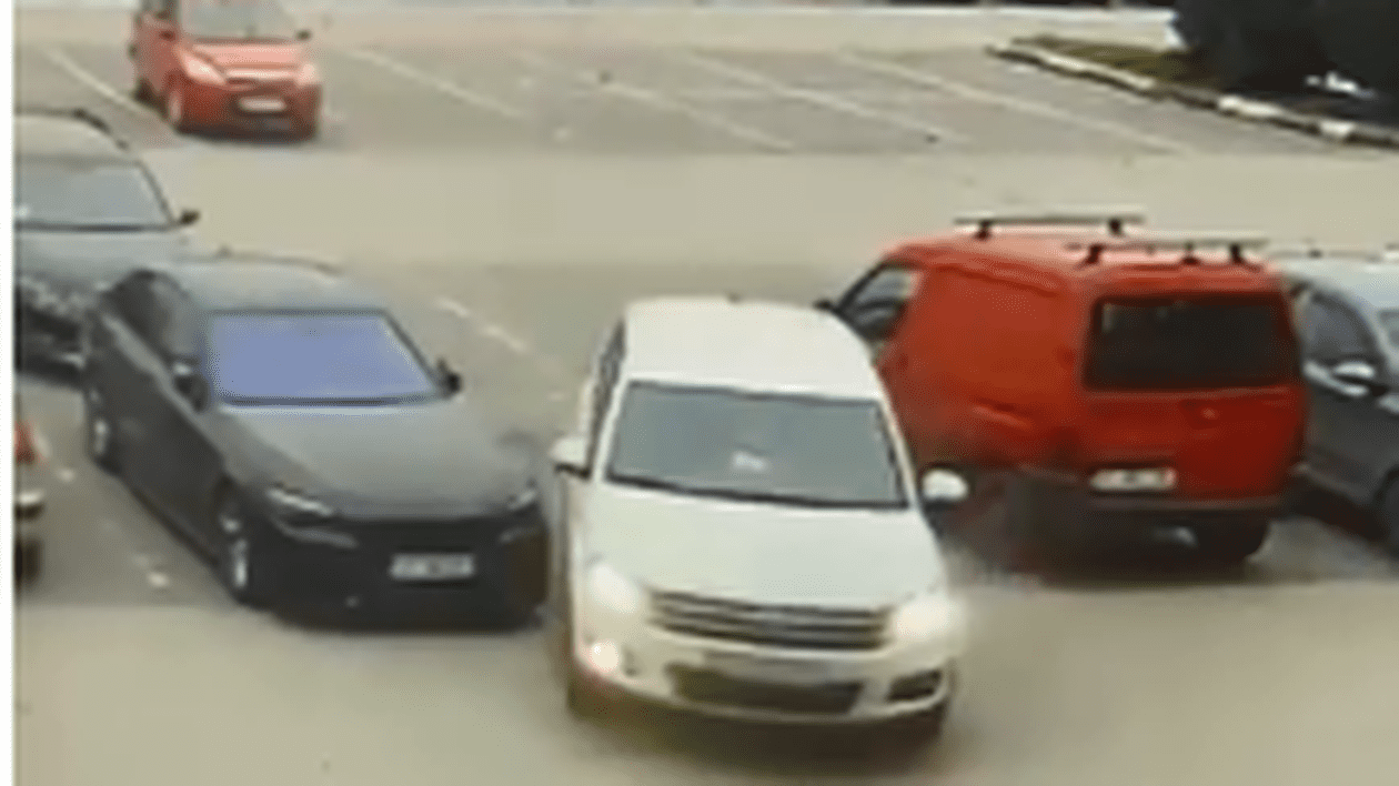 Momentul în care o șoferiță lovește o mașină, în parcare, și pleacă de la locul accidentului, la Constanța