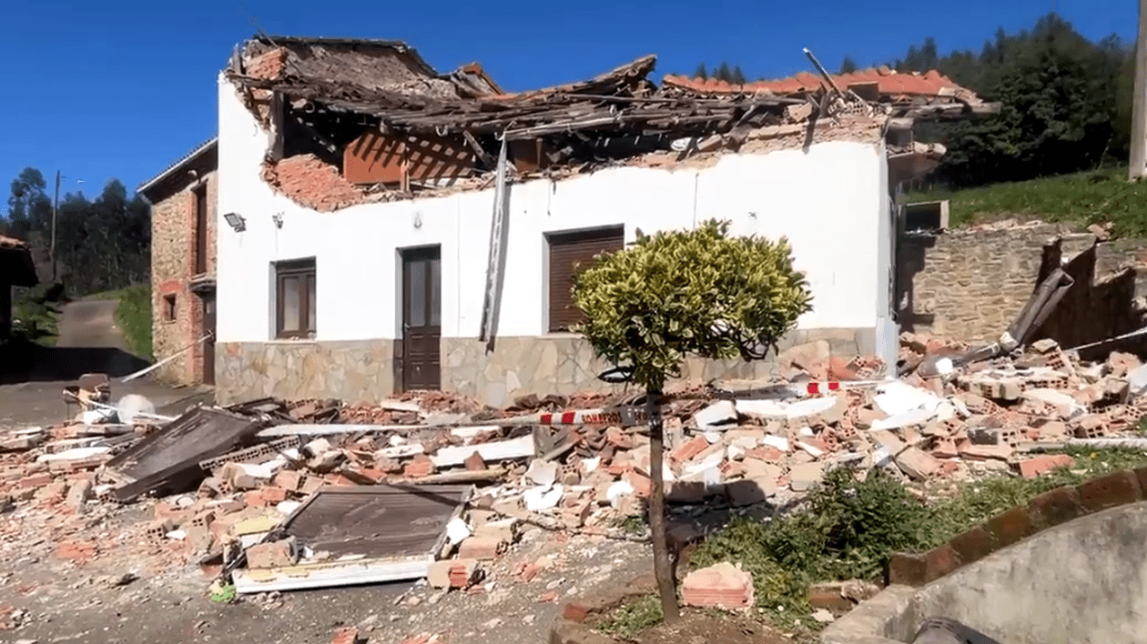 12 români, dintre care 7 copii, au fost răniți după ce acoperișul casei în care se aflau s-a prăbușit peste ei, în Spania