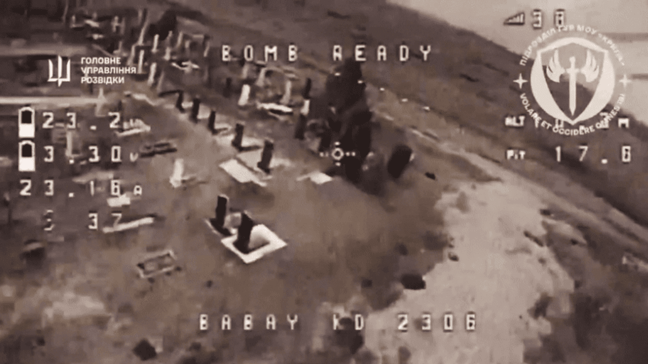 Soldați ruși, ascunși într-un cimitir din Ucraina, vânați și uciși de drone