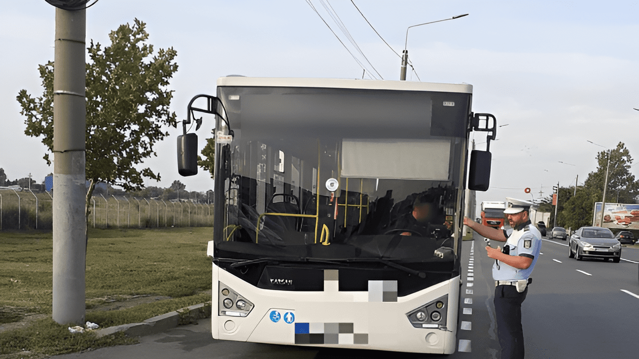Adolescent din Brăila prins cu spray-uri lacrimogene un cuțit și o baionetă, în autobuz