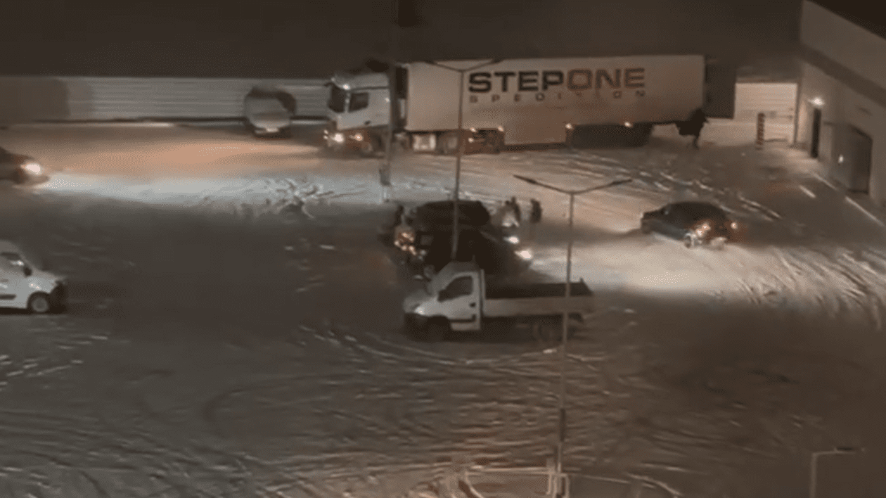 Drifturi pe zăpadă în parcare la Lidl, la Buzău