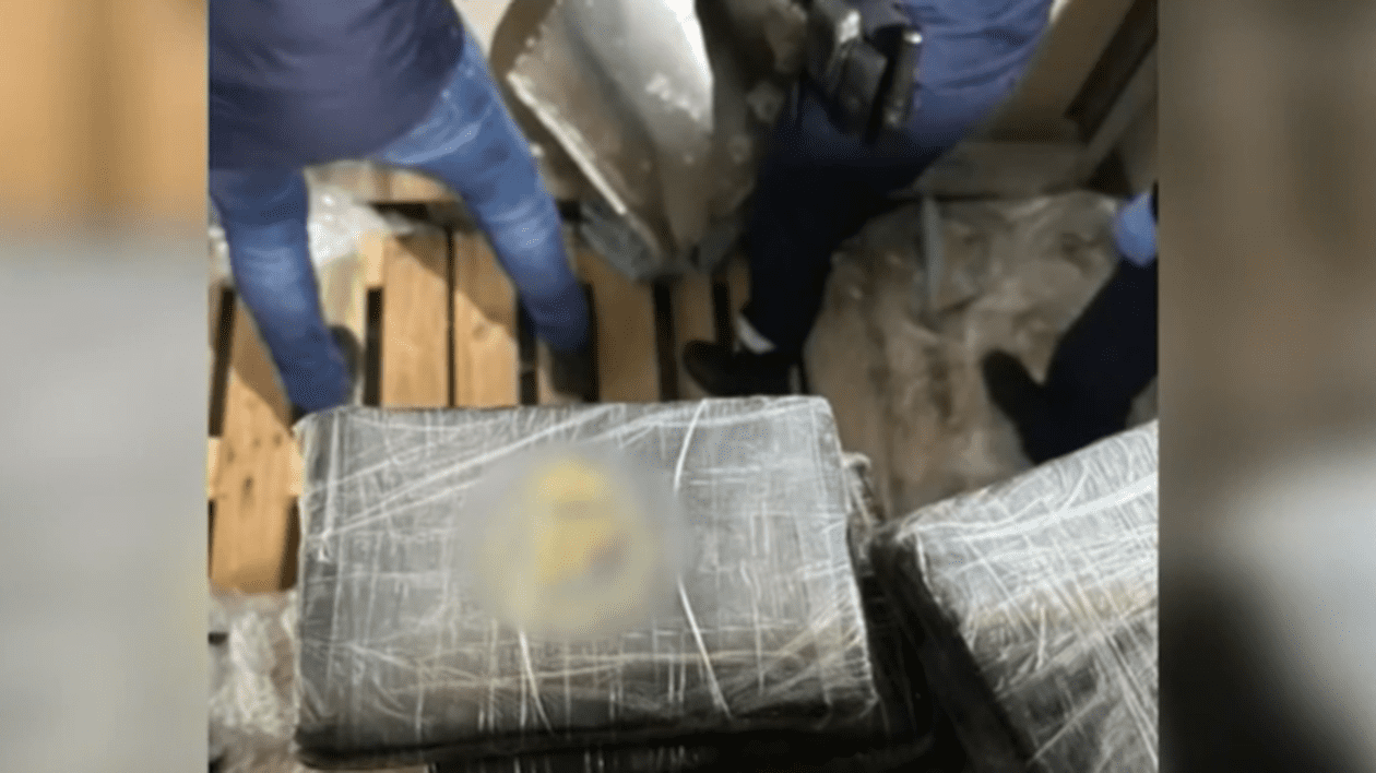 Ce a cerut un șofer român de TIR, după ce a fost prins cu aproape jumătate de tonă de cocaină în camion și sume mari de bani cash în cabină, în Franța