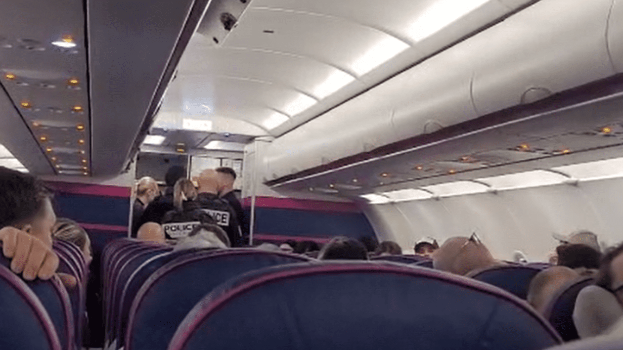 Doi români, scoși de polițiști din avion, dintr-o cursă Wizz Air de la Basel la București: „Un bărbat a fumat marijuana în toaletă”. Zborul, întârziat de o amenințare cu bombă la aeroport