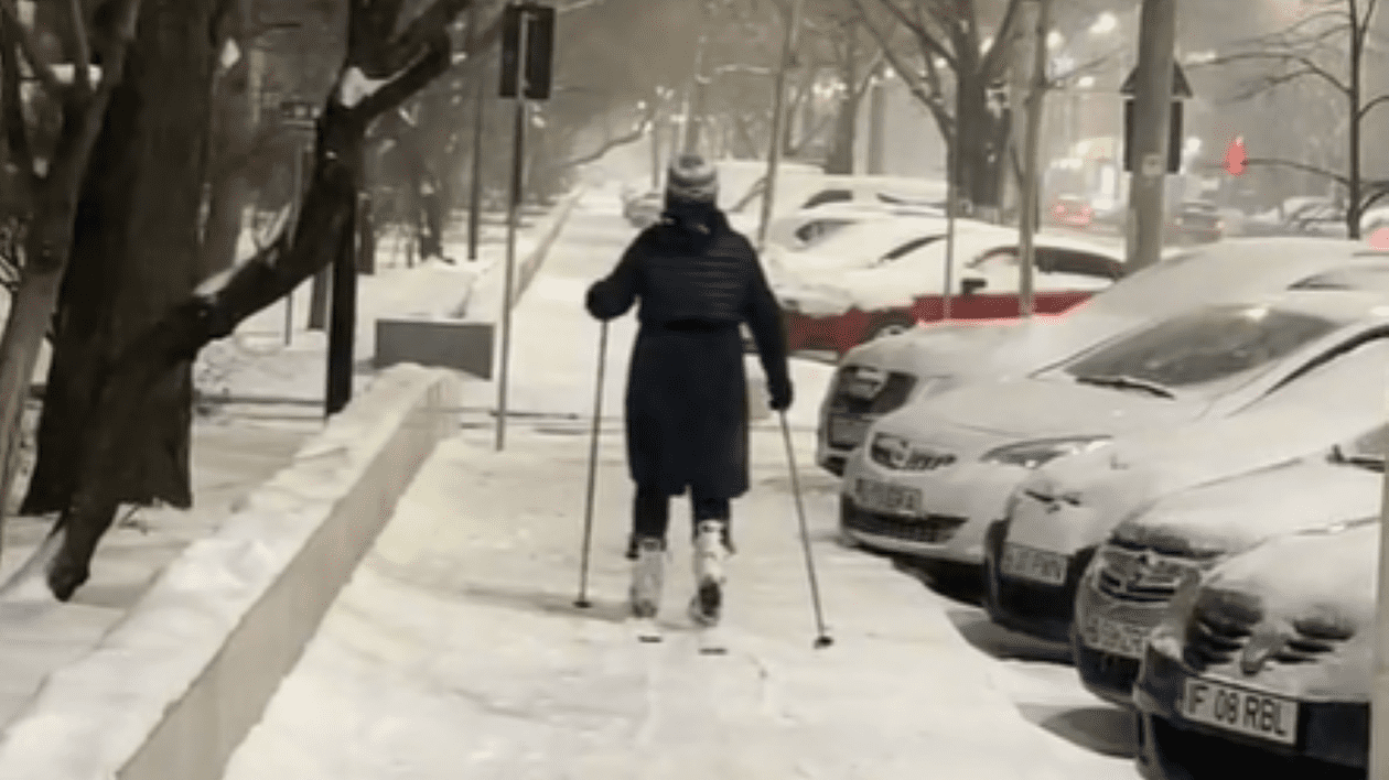 Femeie surprinsă în timp ce schiază pe un trotuar din București