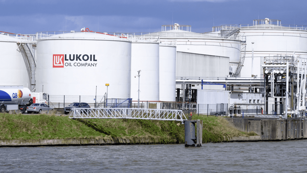 Doi spioni ruși, expulzați din România sub acoperirea Lukoil